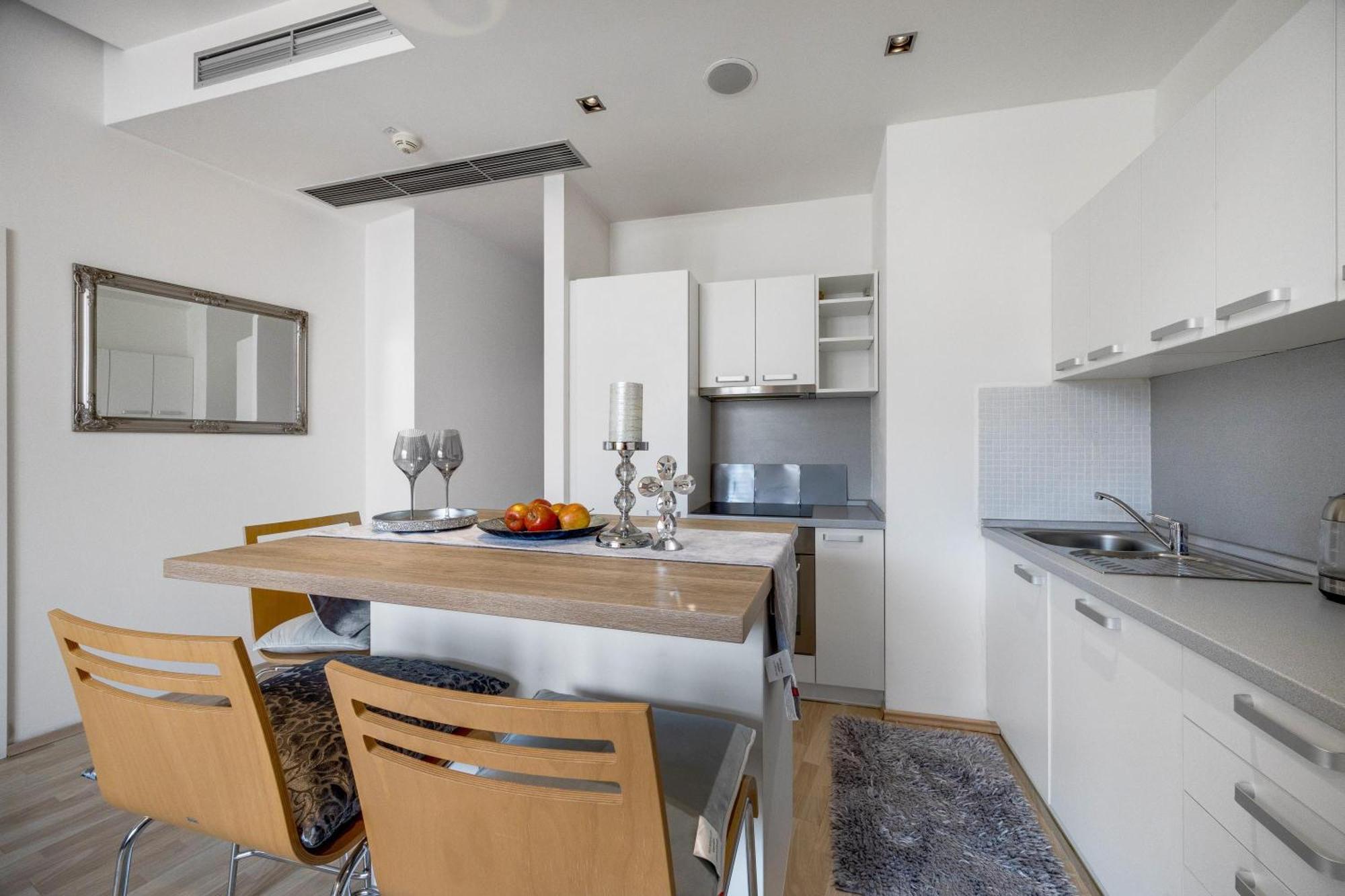 Revon Art-Deco Apartment Laurinska บราติสลาวา ภายนอก รูปภาพ